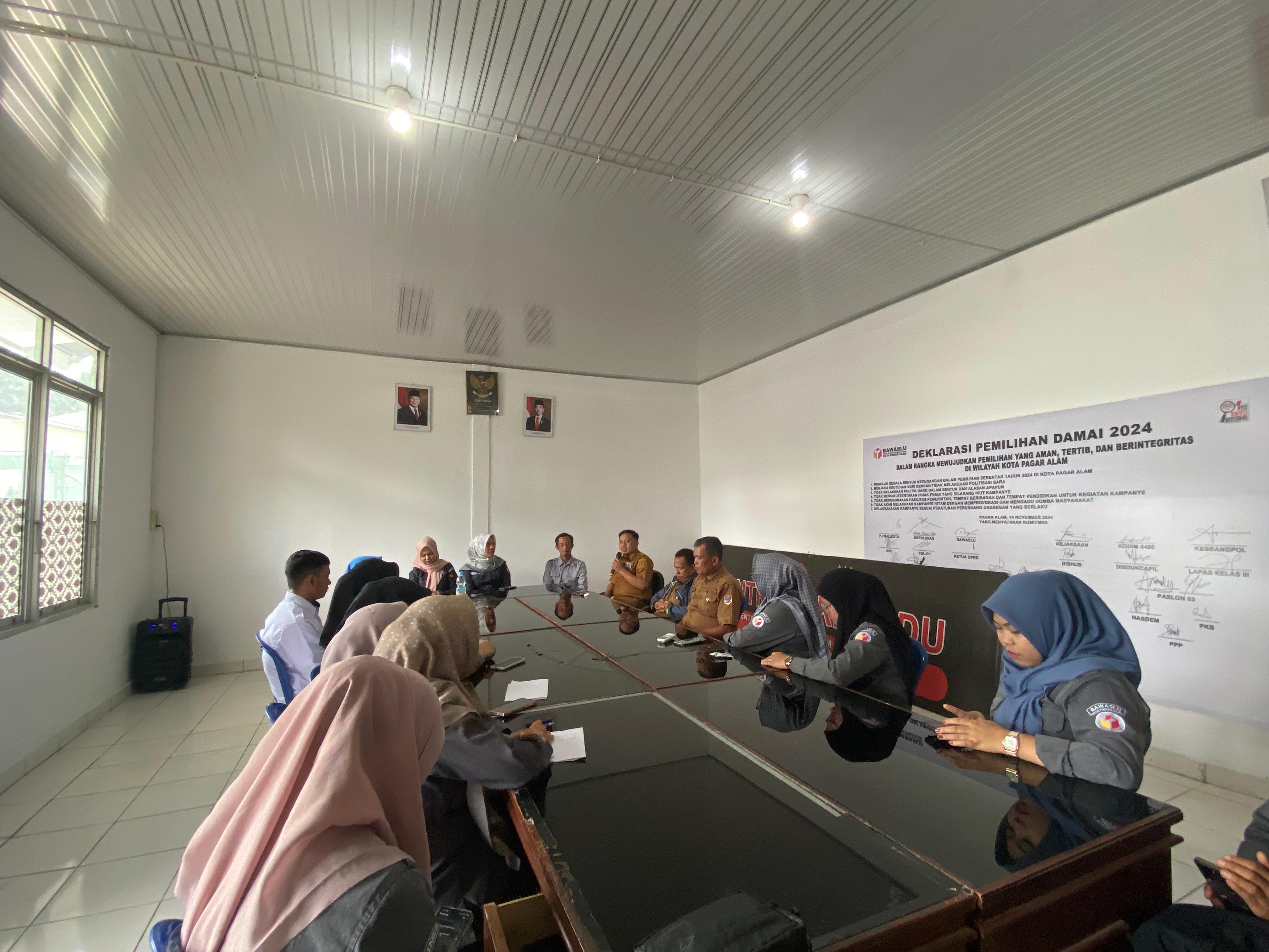 Rapat Rutin Internal Bawaslu Kota Pagar Alam bersama Seluruh Staf PNS, PKKK dan Staf PPNPN