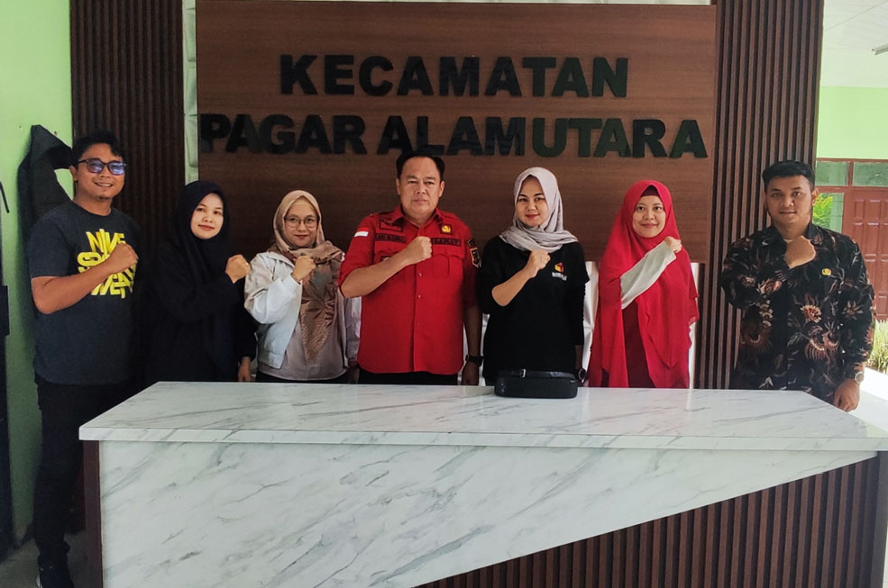Chlara Febriana Anggota Bawaslu beserta staf pelaksana, Garin Gaus Tiantoro, Gusti Erlangga dan Sri Rahayu Mulyana Bawaslu kota Pagar Alam lakukan KOORDINASI Dengan Camat Pagar Alam Utara Ari Iranda mengenai data PDPB  