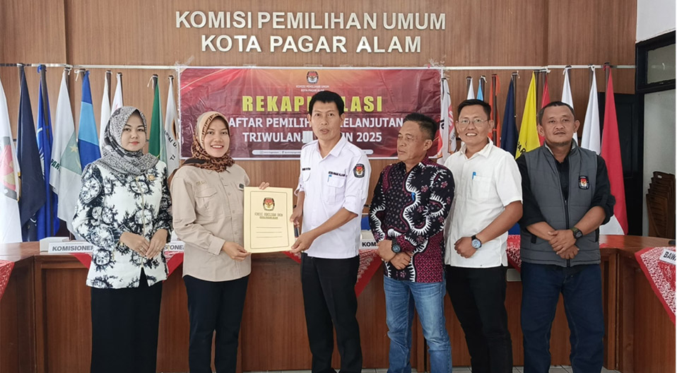 Nurweni ketua Bawaslu beserta Anggota Chlara Febriana, dan seluruh staf pelaksana Bawaslu Kota Pagar Alam hadiri kegiatan Rapat Pleno Terbuka Rekapitulasi Pemuktahiran Data Pemilih Berkelanjutan (PDPB) triwulan III Thn 2025 