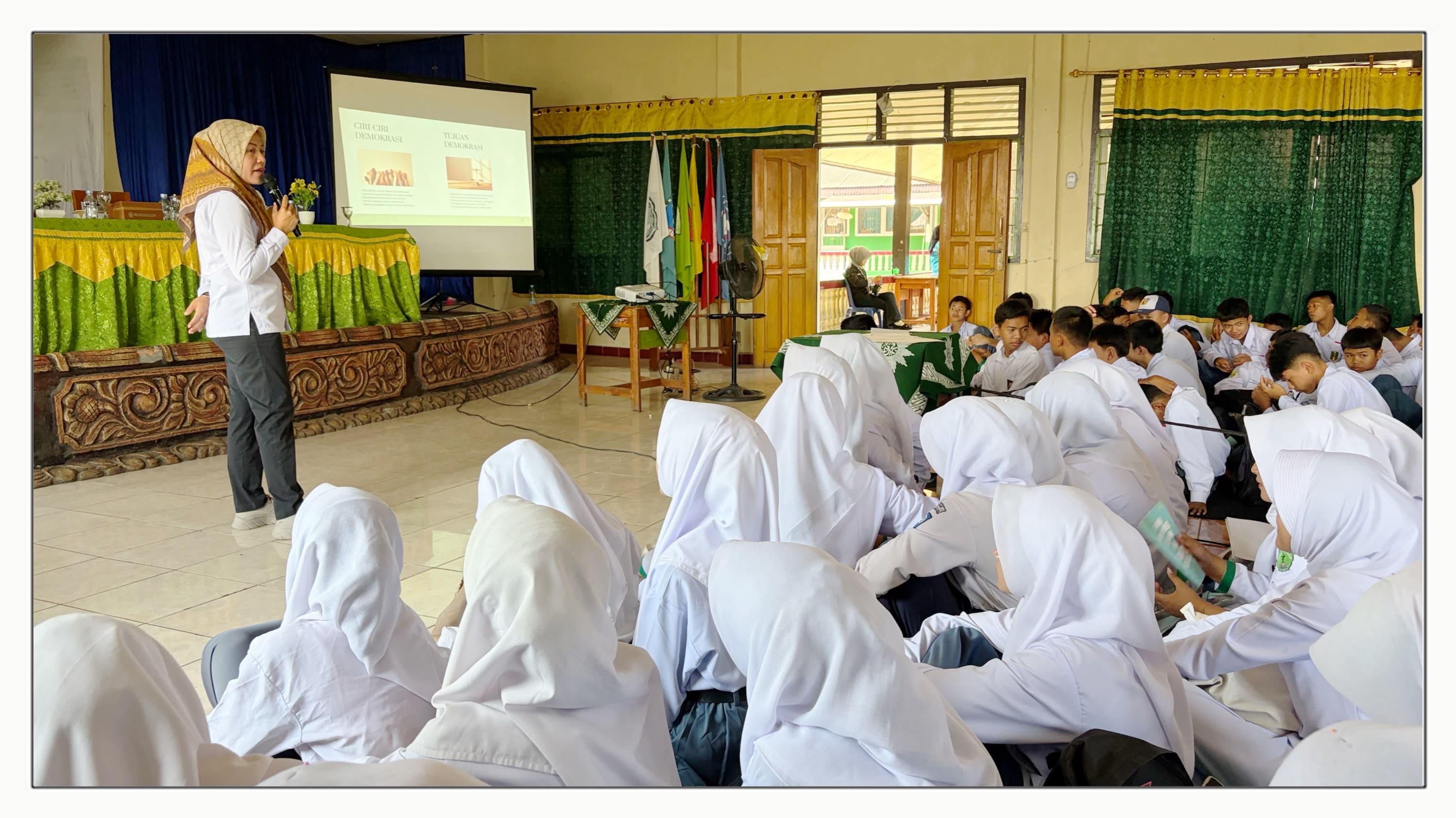 Ketua Bawaslu Kota Pagar Alam Sosialisasikan Peran Strategis Bawaslu kepada Peserta MPLS SMK Muhammadiyah