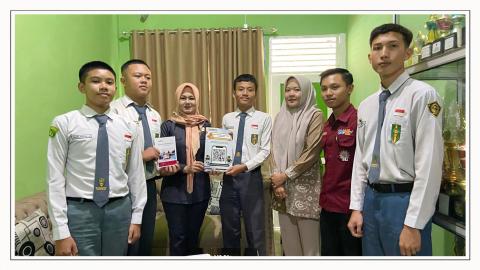 Perkuat Edukasi Pemilih Pemula, Bawaslu Pagar Alam Serahkan Buku Saku Kepemiluan