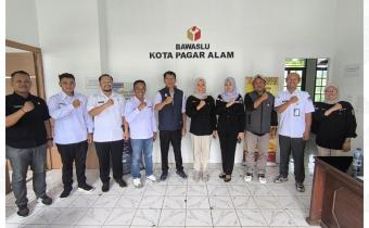 #Hallosahabatbawaslu Dalam Rangka Menjaga akurasi Data Pemilih, Komisi Pemilihan Umum (KPU) kota Pagar Alam Melakukan Kunjungan serta  Koordinasi Bersama Bawaslu Kota Pagar Alam Pada hari Kamis, 26 Juni 2025.  dalam Kunjungan ini hadir langsung Ketua KPU, Ibrahim Putra serta di dampingi Anggota KPU, bpk. Budi dan Ihwan Nopri serta Staf Pelaksana Perancanaan Data dan Informasi Sekretariat KPU PagarAlam.  dalam Hal ini KPU melakukan Kunjungan yaitu untuk Berkoordinasi terkait Pemuktahiran Data Pemilih Berkela