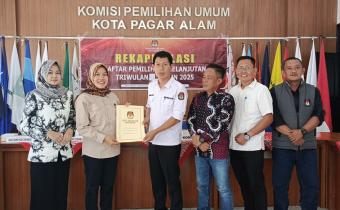  Nurweni ketua Bawaslu beserta Anggota Chlara Febriana, dan seluruh staf pelaksana Bawaslu Kota Pagar Alam hadiri kegiatan Rapat Pleno Terbuka Rekapitulasi Pemuktahiran Data Pemilih Berkelanjutan (PDPB) triwulan III Thn 2025 
