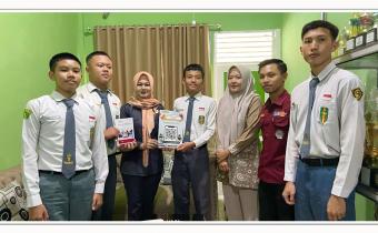 Perkuat Edukasi Pemilih Pemula, Bawaslu Pagar Alam Serahkan Buku Saku Kepemiluan